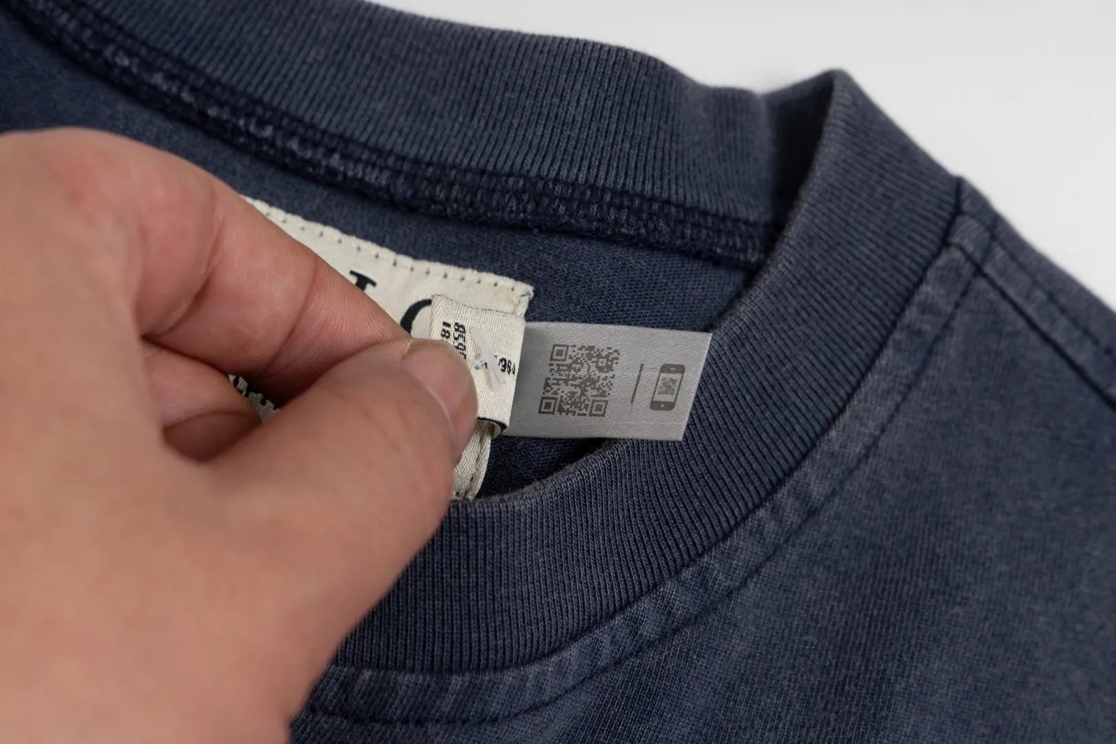 P196 #R85 Ralph Lauren washed heavy brushed distressed henley stand-up collar open chest long-sleeved bottoming shirt thin sweatshirt fabric 100% Xinjiang long-staple cotton, imported embroidered logo on the chest custom threaded collar, classic embroidery, the highest version, suitable for business and leisure daily use! 🌘3-button placket, laser logo pearlescent resin buttons, cuffs and hem are double-stitched, different from the currency version. Washed and distressed, sand-washed and stir-fried. Color: White, Black, Navy Blue, Army Green, Gray Size: S M L XL Length: 69/70/72/75 Bust: 102/108/116/124 Shoulder width: 43/45/47/49 Recommended weight: 100-120/120-140/140-160/160-180 pounds